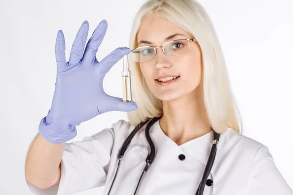 Médico con mano en guante médico sosteniendo ampolla —  Fotos de Stock