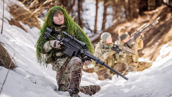 Grupp Specialstyrkor Vapen Kall Skog Vintern Krig Och Militära Begrepp — Stockfoto