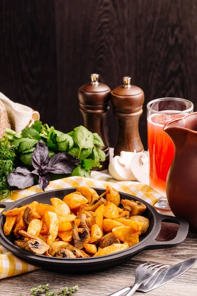 Fried potato with mushrooms and herbs — Stock Photo, Image