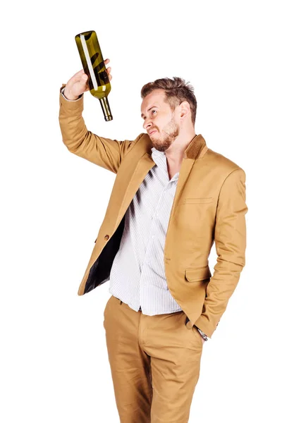 Portrait Homme Caucasien Costume Ivre Avec Puring Bouteille Alcool Vide — Photo