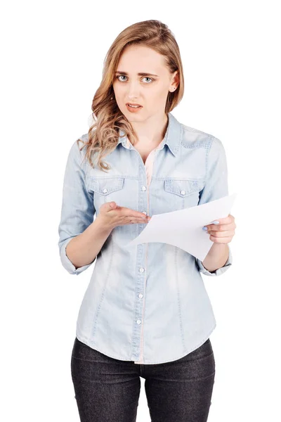 Mujer sosteniendo papel — Foto de Stock