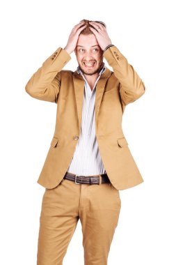 Başının arkasında elele ve ağız beyaz arka plan karşı dururken açık tutarak şok genç yakışıklı adam