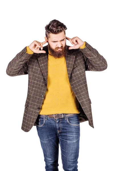 Parmaklarını kulaklarıyla kapatmayı, beyaz arka plan üzerinde izole gürültü korumak adam tak. Duygu ve insanlar kavramı.