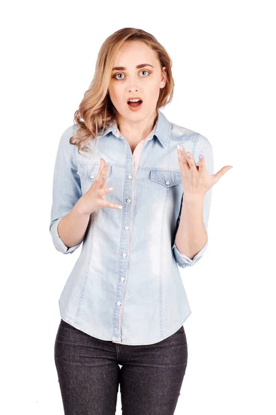 Mujer Joven Con Una Camisa Vaquera Con Expresión Perpleja Desconcertada — Foto de Stock