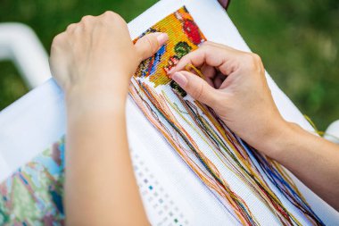 Tuval üzerinde çapraz el işlemeli