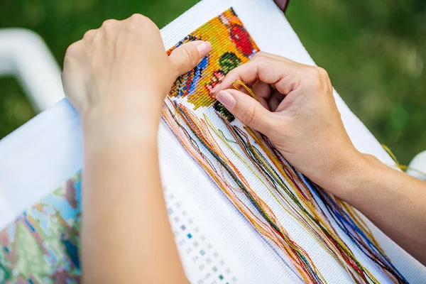 Tuval üzerinde çapraz el işlemeli