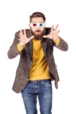 3D gözlüklü hayrete düşmüş bir adamın portresi.. 