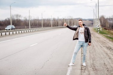 Otostop ve araba ile jest Yaşasın durdurma adam. araba yolculuğu, otostop, seyahat, jest ve insanlar kavramı