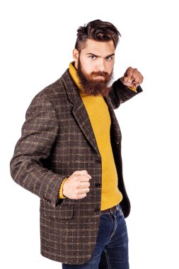 Yumruklarını kenetlenmesi ve kameraya bakarak savaşmaya boksör pozisyon ve hazır duran kızgın genç iş adamı. Karşı beyaz arka plan ayakta