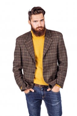 ayakta ve kameraya bakarak sakallı adam portresi. insani duygular ifade ve yaşam tarzı kavramı. bir beyaz stüdyo arka plan görüntü.