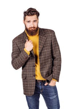 ayakta ve kameraya bakarak sakallı adam portresi. insani duygular ifade ve yaşam tarzı kavramı. bir beyaz stüdyo arka plan görüntü.