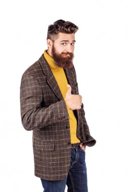 Kameraya bakarak ve parmağını duran beyaz arka plan karşı gösterilen işadamı portresi