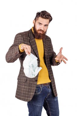 kirli kirli bebek bezi içinde bir elin parmakları beyaz arka plan üzerinde tutan genç baba. Hoş olmayan bir koku koku.