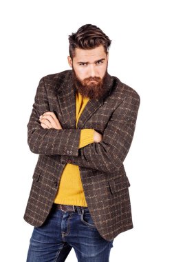 Kameraya bakarak ve silah tutmak sakallı adam portresi geçti. insani duygular ifade ve yaşam tarzı kavramı. bir beyaz stüdyo arka plan görüntü.