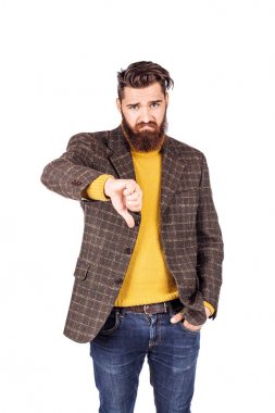 Kameraya bakarak ve onun başparmak aşağı duran beyaz arka plan karşı gösterilen işadamı portresi