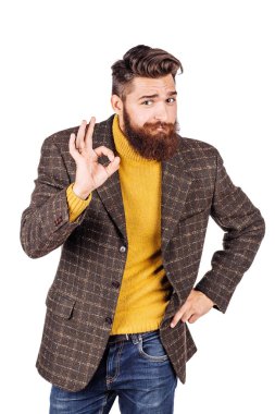 Kameraya bakarak ve beyaz arka plan karşı dururken Tamam gösterilen işadamı portresi