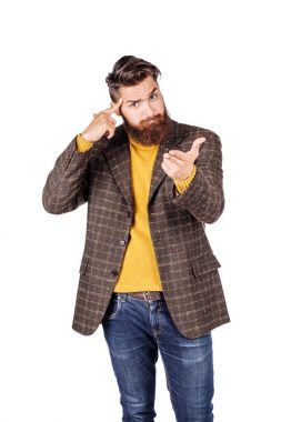 Tapınak soran karşı parmağıyla işaret portre genç iş adamı deli misin? duygular, yüz ifadeleri, duygu, beden dili, işaretler. Beyaz bir arka plan resmi.