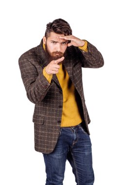 işadamı ooking uzakta kendini güneş ışınlarından korumak için gözlerini üzerinden elini tutarken. duygu ve insanlar kavramı. bir beyaz stüdyo arka plan görüntü.