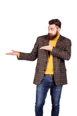 Bir şey gösterilen metin veya ürün veya sunumu adam. insani duygular ifade ve yaşam tarzı kavramı. bir beyaz stüdyo arka plan görüntü.