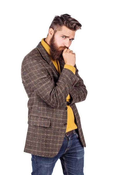 ayakta ve kameraya bakarak sakallı adam portresi. insani duygular ifade ve yaşam tarzı kavramı. bir beyaz stüdyo arka plan görüntü.