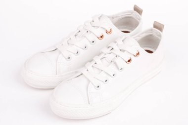 Yeni beyaz ayakkabı