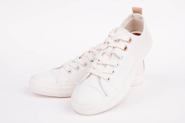 Yeni beyaz ayakkabı