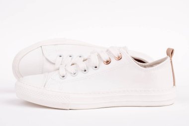 Yeni beyaz ayakkabı