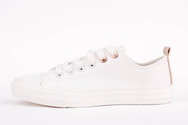 Beyaz arka plan üzerinde izole yeni beyaz ayakkabı