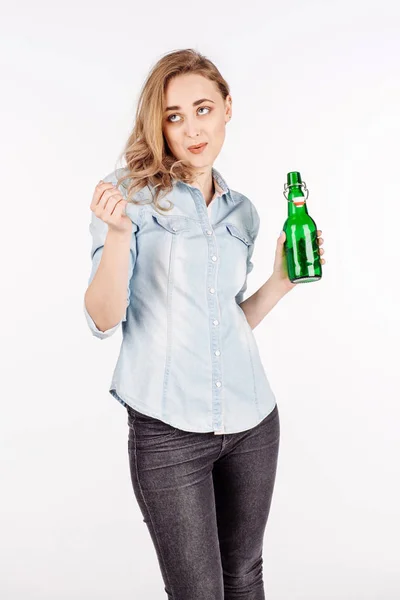 Chica borracha con una botella de vino sobre fondo blanco . — Foto de Stock