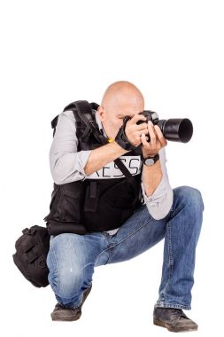 askeri basın fotoğrafçısı ile profesyonel bir fotoğraf makinesi. Beyaz arka plan üzerinde izole