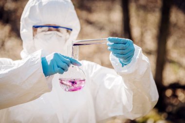 bir test sıvı içeriğini inceleyerek kadın bilim adamı ben tüp