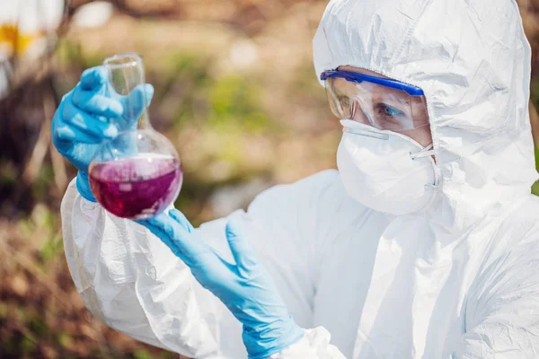 Nahaufnahme Einer Wissenschaftlerin Die Den Flüssigkeitsgehalt Von Fläschchen Wald Untersucht — Stockfoto