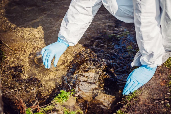 Mano Nel Guanto Raccoglie Acqua Una Provetta — Foto Stock