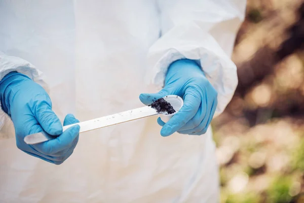 Vrouwtje verzamelt water in een reageerbuis. wateranalyse zuiverheid, env — Stockfoto