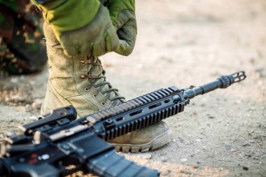Rangers bot ve el bootlaces çölde bağlama