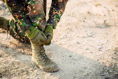 çizme ve bootlaces çölde ipe eller