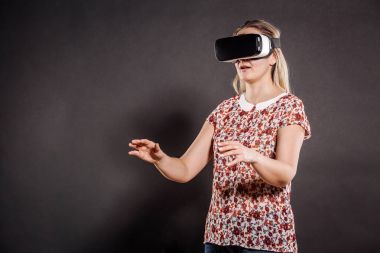 sanal gerçeklik gözlüklü kadın. VR kulaklık gözlük devic