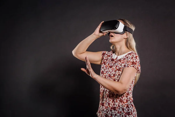 Fêmea com óculos de realidade virtual. óculos de fone de ouvido VR devic — Fotografia de Stock