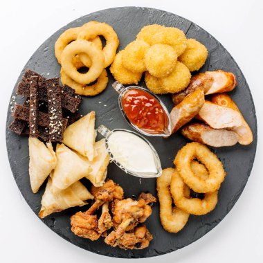 Fast food aperatifler bira ile kompozisyon. Sağlıksız abur cubur