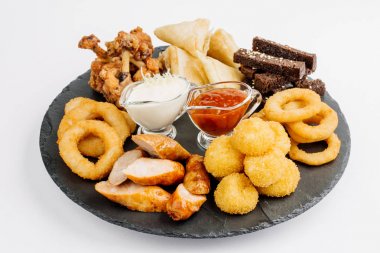 Fast food aperatifler bira ile kompozisyon. Sağlıksız abur cubur