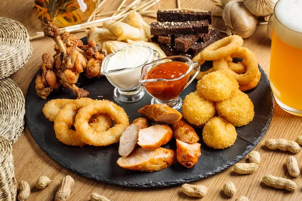 Fast food aperatifler bira ile kompozisyon. Sağlıksız abur cubur