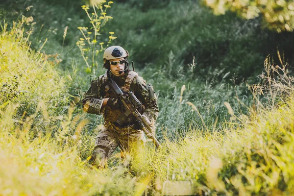 Soldat von Spezialeinheiten im Einsatz zeigt Ziel und gibt eine — Stockfoto