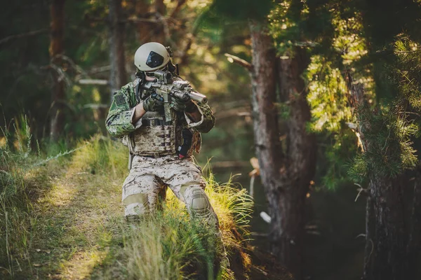 genç asker tüfeği karşı günbatımı bir adam portresi