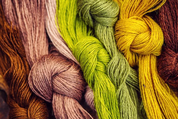 Multicolor threads voor borduurwerk kruissteek, mulina. — Stockfoto