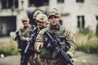 Şehrin askeri operasyon sırasında İngiliz ordu nişancısı. Savaş, ordu, teknoloji ve insan kavramı.