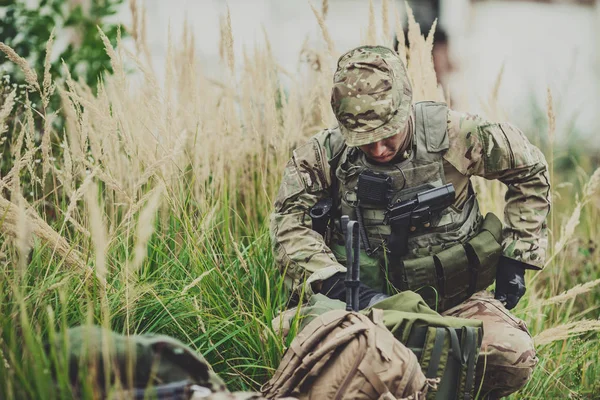 Tentara penjaga hutan selama operasi militer di hutan — Stok Foto