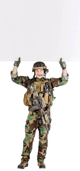 Soldat Avec Fusil Tenant Panneau Blanc Avec Espace Pour Texte — Photo