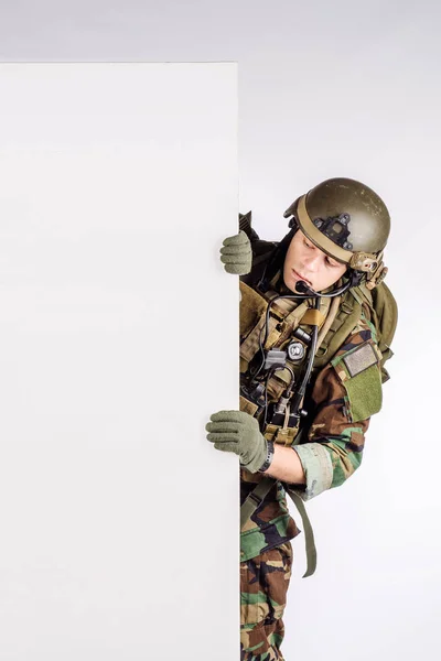 Soldado Com Rifle Segurando Painel Branco Com Espaço Para Texto — Fotografia de Stock