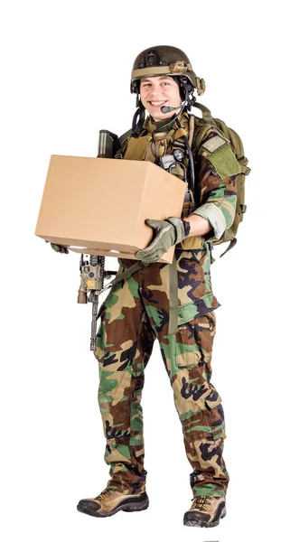 Soldado Que Sostiene Caja Envío — Foto de Stock