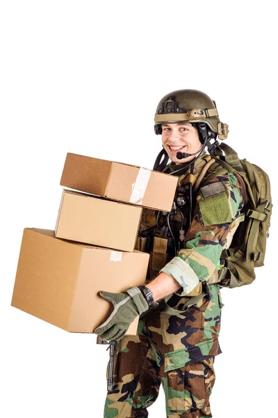Soldat Håller Skickar Låda — Stockfoto
